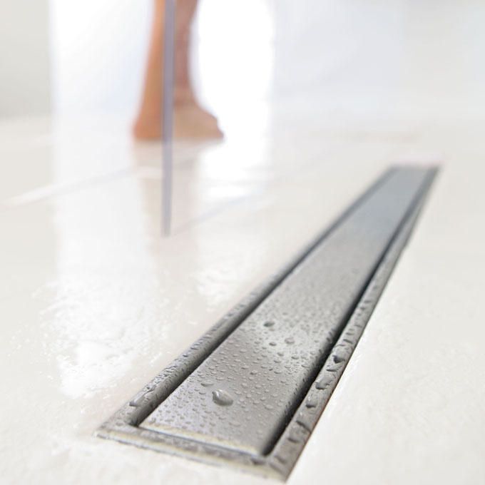 Canivelle de douche Wirquin Venisio Expert 70 cm avec grille réversible prêt à carreler​ ou en acier inoxydable brossé