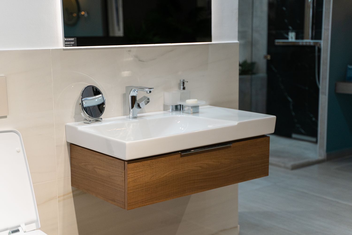 Meuble bas pour lavabo Geberit Xeno² 90 cm avec plage de dépose avec un tiroir en gris structuré bois