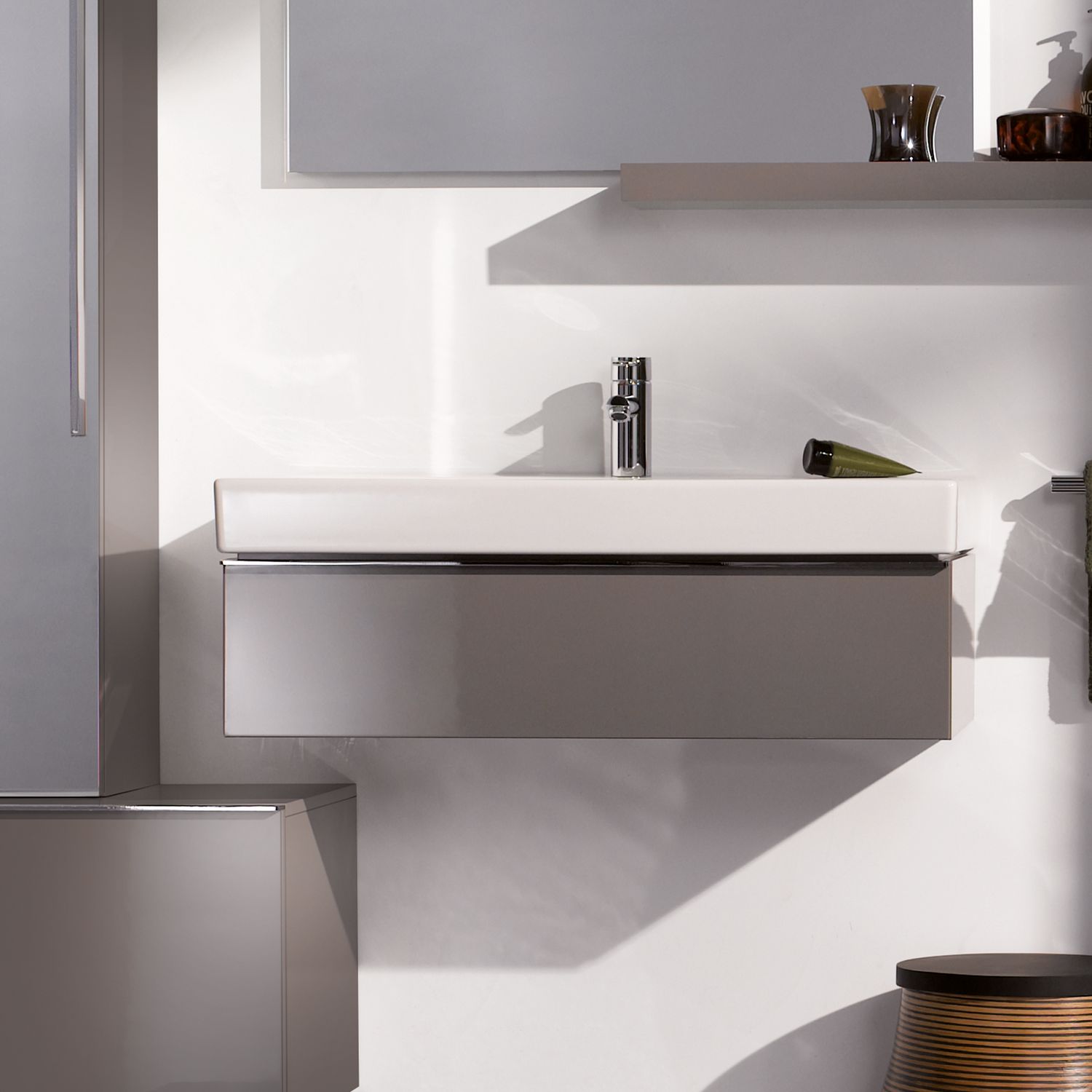 Meuble bas pour lavabo Geberit iCon 90 cm avec un tiroir en platine laqué ultra-brillant