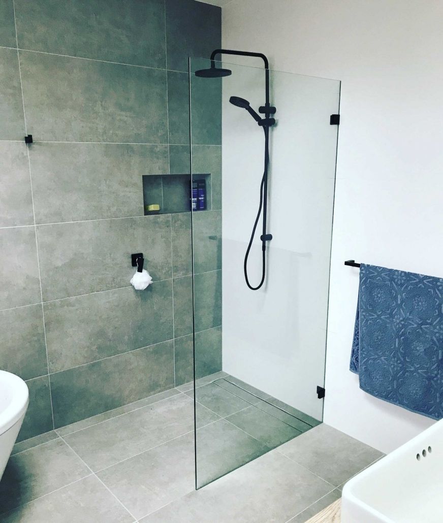 ​Paroi de douche Innovativ en verre trempé (Securit) d&#39;épaisseur 8 mm avec pinces noires