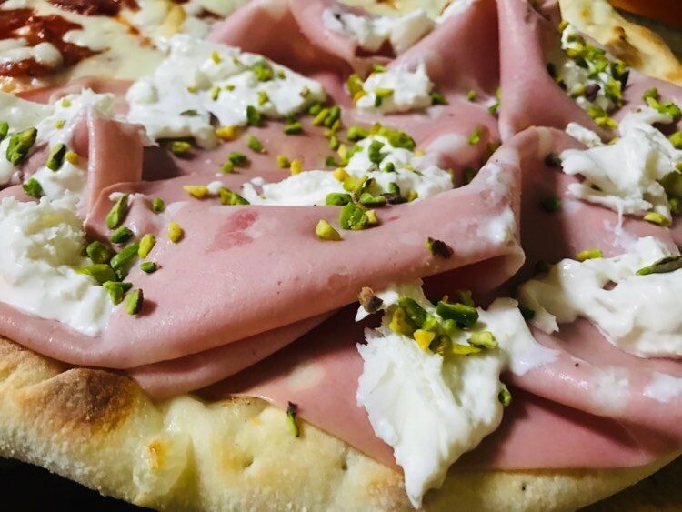 Pizza MORTADELLA E PISTACCHIO