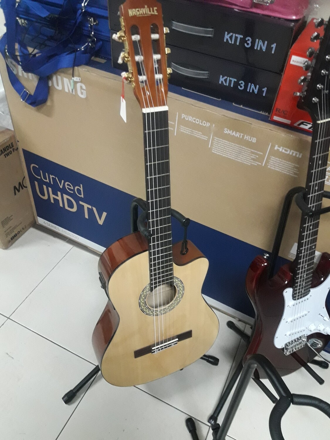 GUITARRA ELECTRO CLÁSICA NASHVILLE 4/4, CUERDAS DE NYLON. NUEVA.