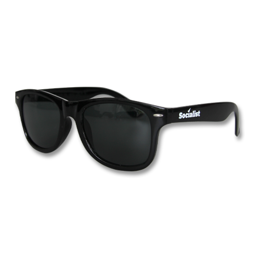 Sonnenbrille, schwarz mit weißem Aufdruck &quot;Socialist&quot;