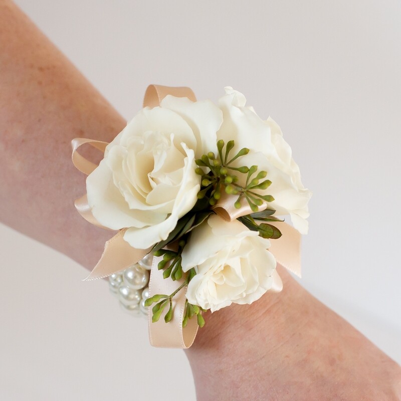 Classic wrist corsage