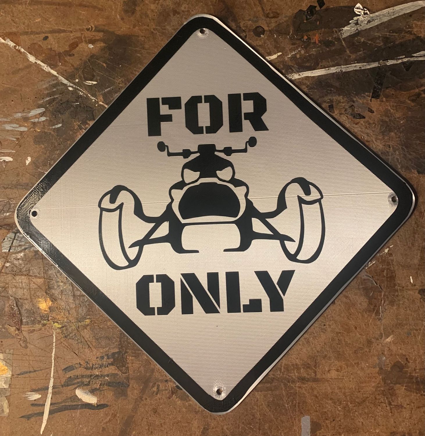 Schild "FOR RYKER ONLY"