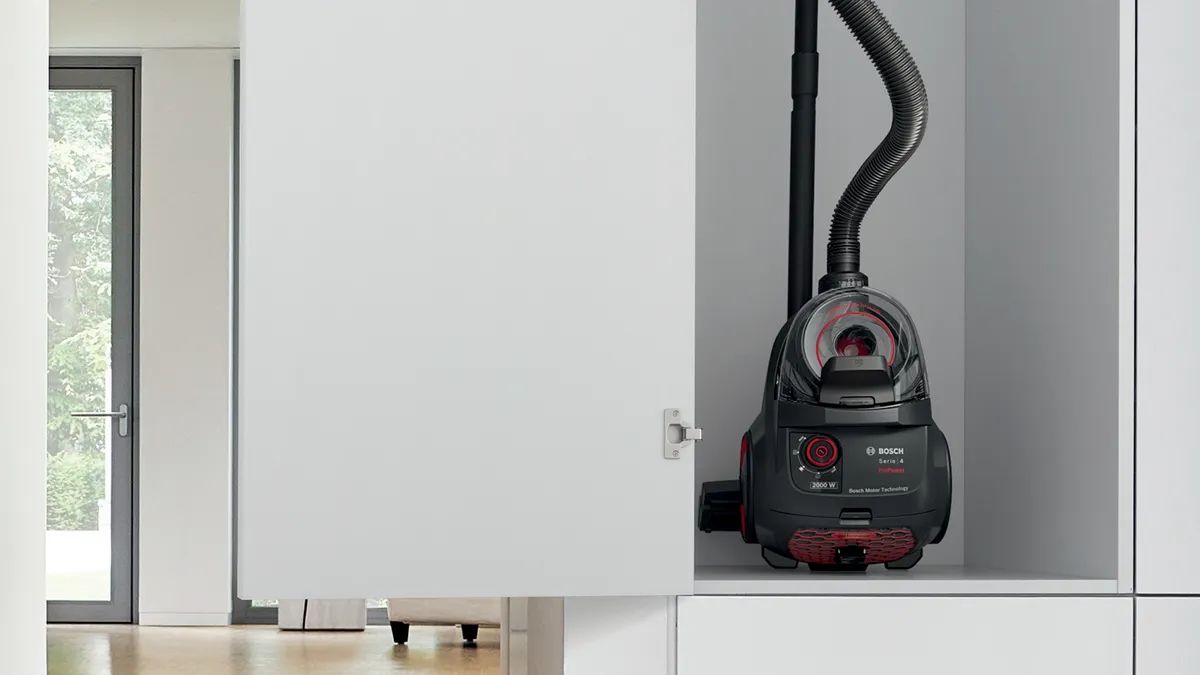 Series 4 Bagless vacuum cleaner ProPower Black  BGS21WPOW