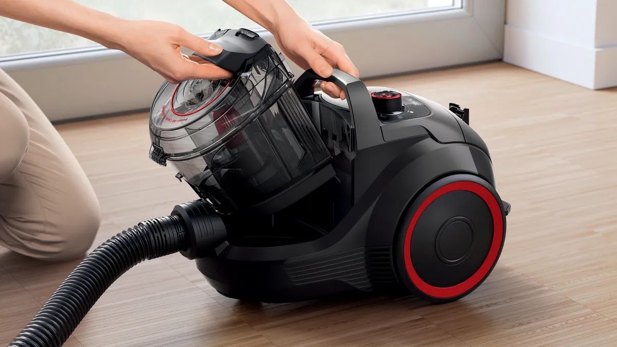 Series 4 Bagless vacuum cleaner ProPower Black  BGS21WPOW
