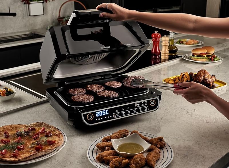 مقلاة هوائية 2 في 1 (مقلاة هوائية + شواية) بسلة كبيرة جدًا XXXL سعة 8 لتر، 4 مستويات للشواء، 8 وظائف مضبوطة مسبقا للشواء والقرمشة والبيتزا وإعادة التسخين والتجفيف ووظيفة يدوية من كينوود، GHF40.000BK مقلاة هوائية 2 في 1 (مقلاة هوائية + شواية) بسلة كبيرة جدًا XXXL سعة 8 لتر، 4 مستويات للشواء، 8 وظائف مضبوطة مسبقا للشواء والقرمشة والبيتزا وإعادة التسخين والتجفيف ووظيفة يدوية من كينوود، GHF40.000BK