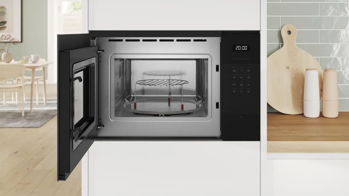 Serie 6 Built-In Microwave with grill 59 x 38 cm ميكروييف بوش بلت ان 25 لتر أسود