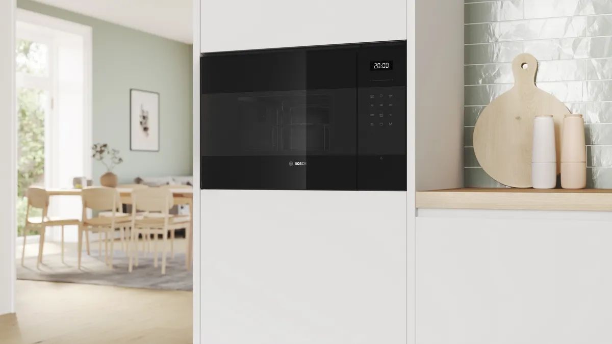 Serie 6 Built-In Microwave with grill 59 x 38 cm ميكروييف بوش بلت ان 25 لتر أسود