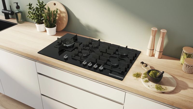 مسطح غاز بوش Serie 6 بلت إن 90 سم، 5 شعلات، زجاج أسود – PPM9A6I40