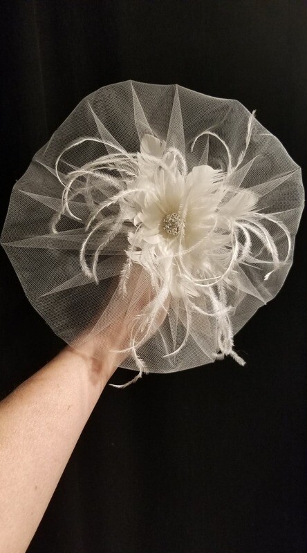 Bridal birdcage veil with feathers Bridal birdcage veil with feathers
