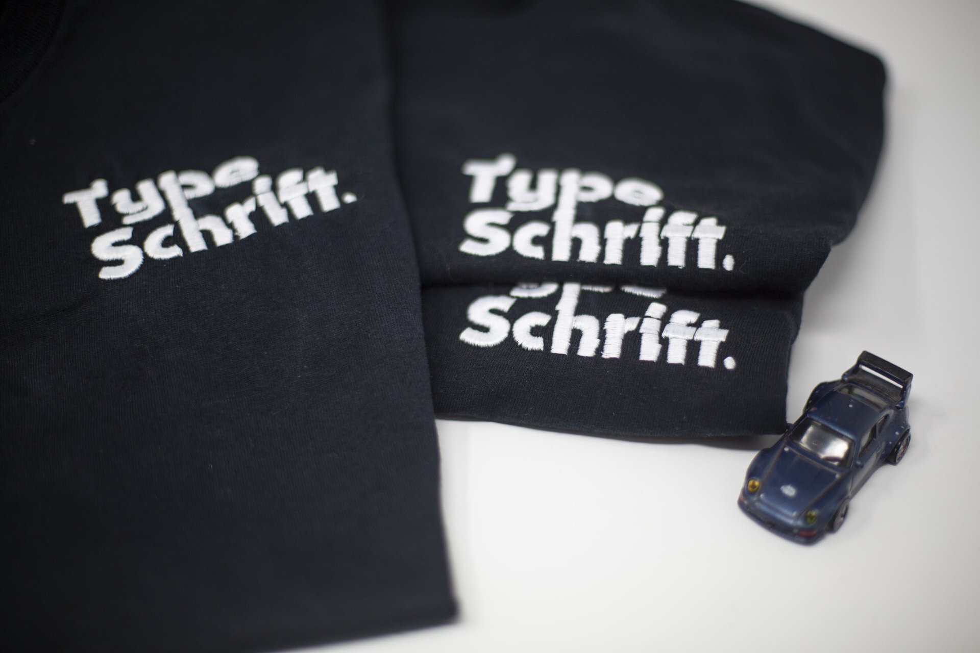 Type Schrift - Embroidered Logo T-Shirt.