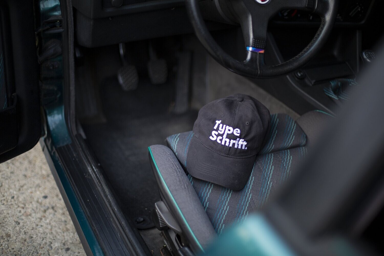 Type Schrift - "Dad Hat, Track Hat."