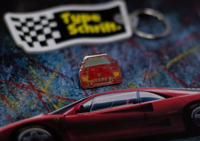 Ferrari F40 - Vintage Pin | Type Schrift Ferrari F40 - Vintage Pin | Type Schrift