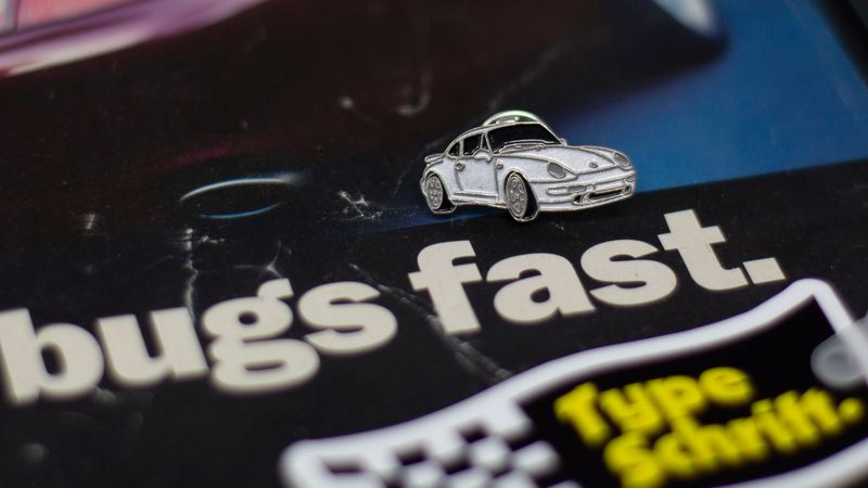 Porsche 993 - Vintage Pin | Type Schrift Porsche 993 - Vintage Pin | Type Schrift