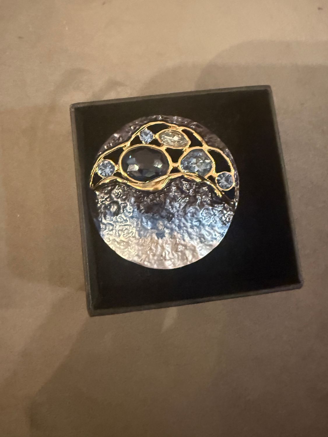Magnetic brooch