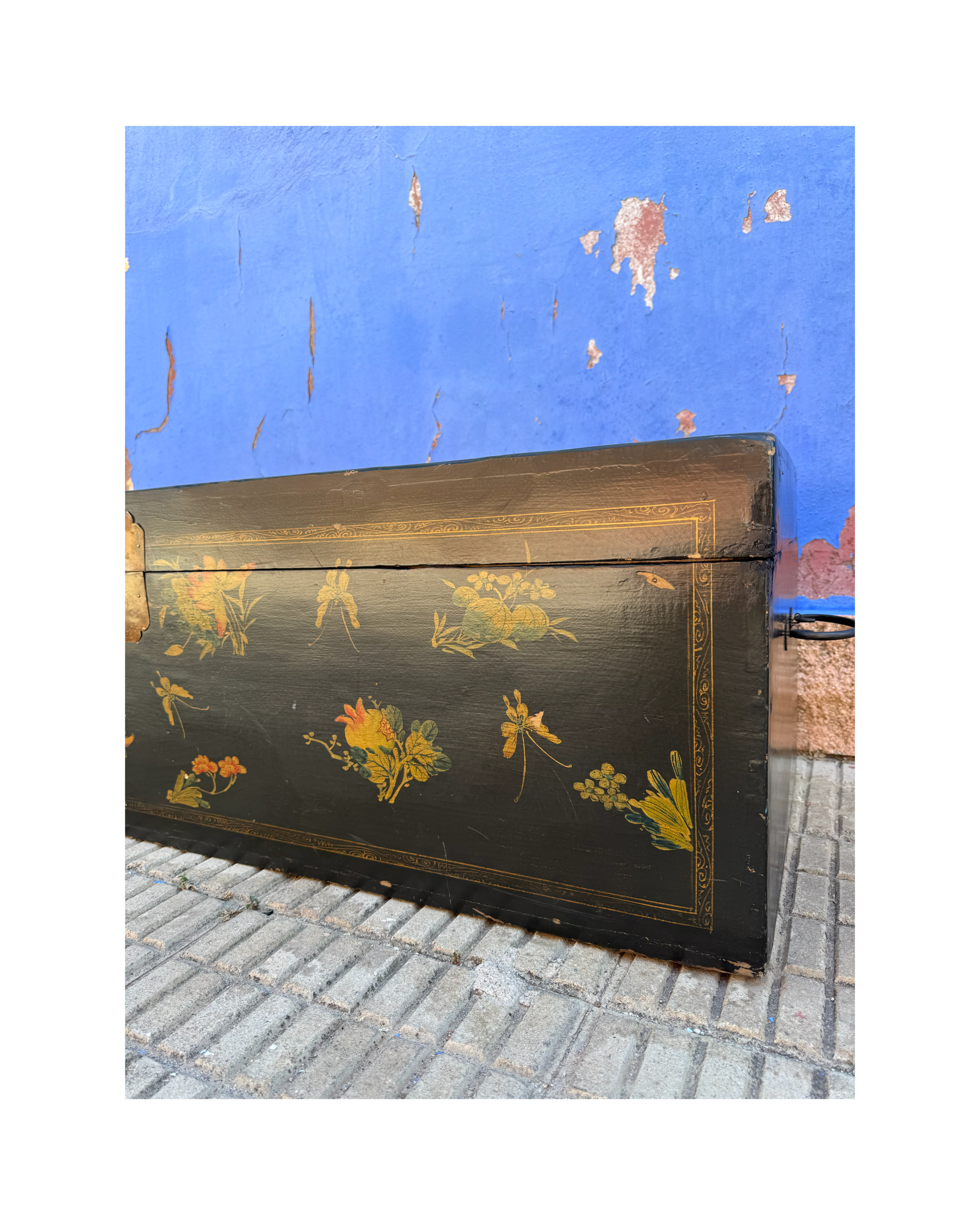 Baúl de madera pintado a mano
