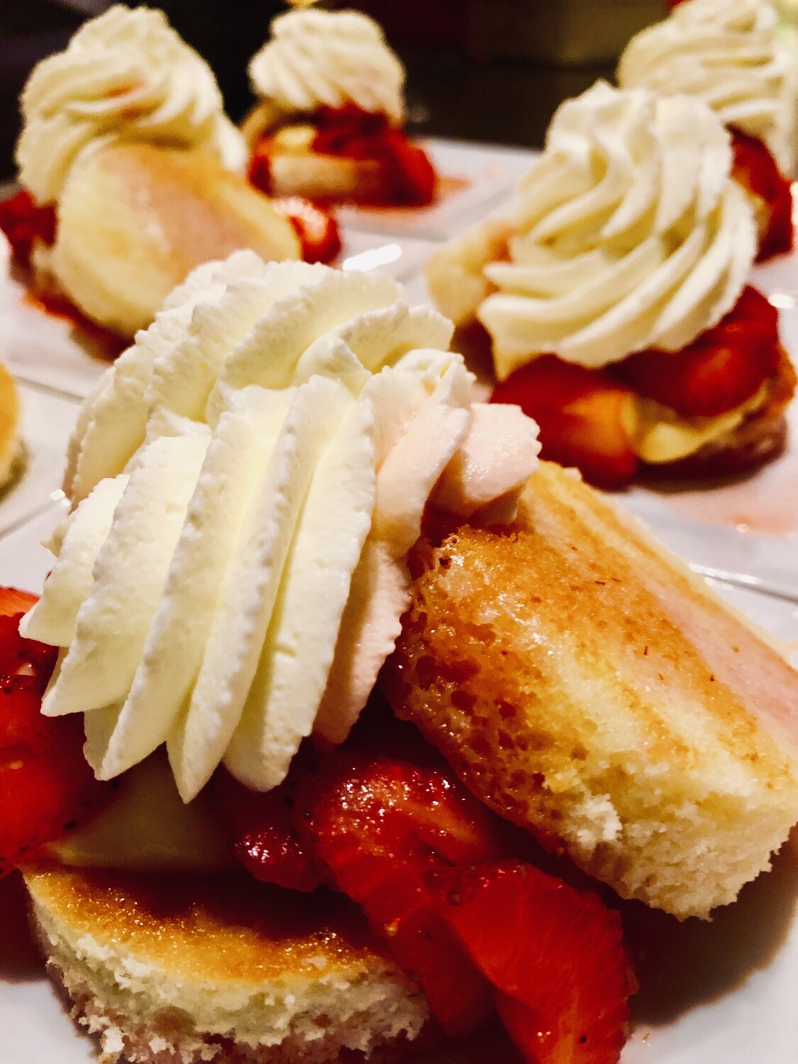 BUCKET SIDES / STRAWBERRY SHORT CAKE / INDIVIDUAL SERVING