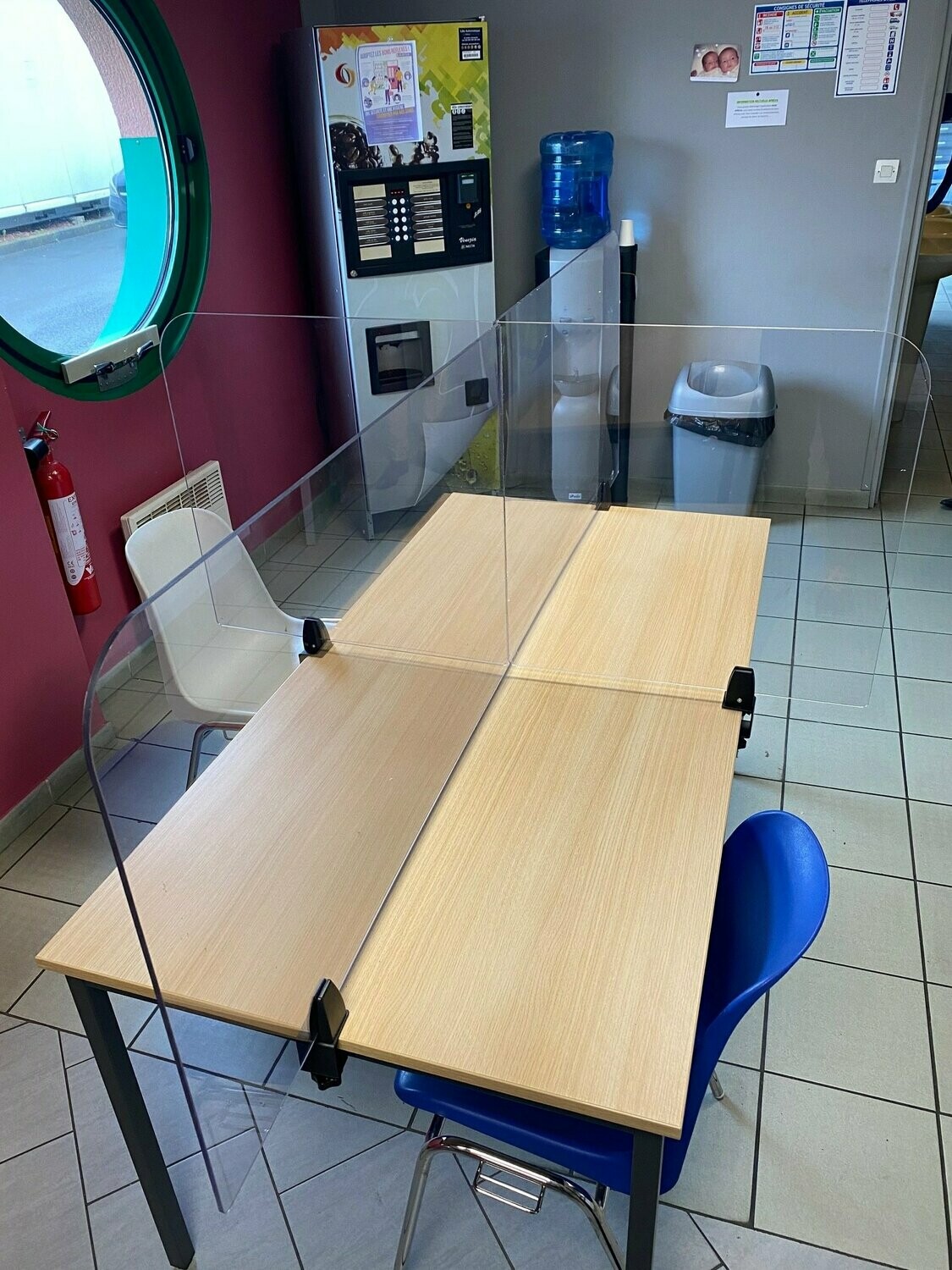 PROTECTION DE TABLE EN CROIX PLEXI Fixations par pince sur les bords de table