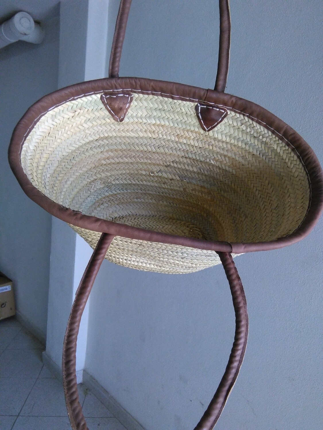 Cesta abierta asas largas ribete en piel