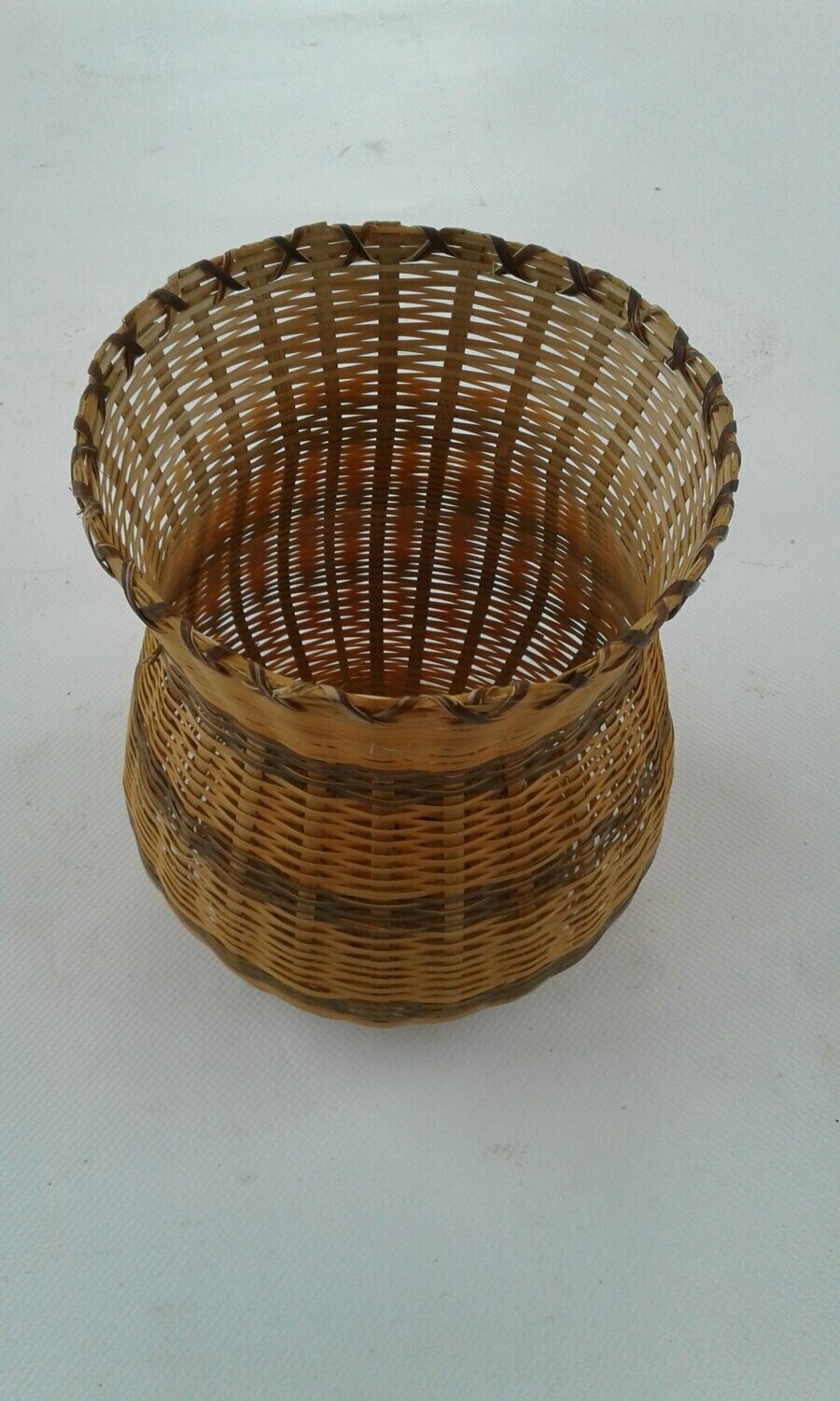 panier conique  diametre 18 cm  hauteur 28cm