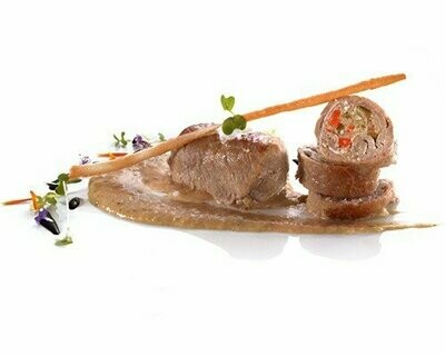 Hausgemachte Jungschweinröllchen gefüllt mit pikanter Farce und Gemüse, in Dreierlei-Senf-Sauce 200g