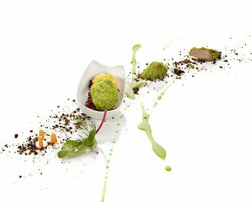 Schweinebäckchen auf Rotkohl und Karotten-Thymian-Mousse in Haselnuss-Kräuter-Panade 28g
