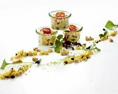 Couscous-Salat mit Berberitzen und Mandeln mit körnigem Paprikafrischkäse und Kirschtomaten 55g