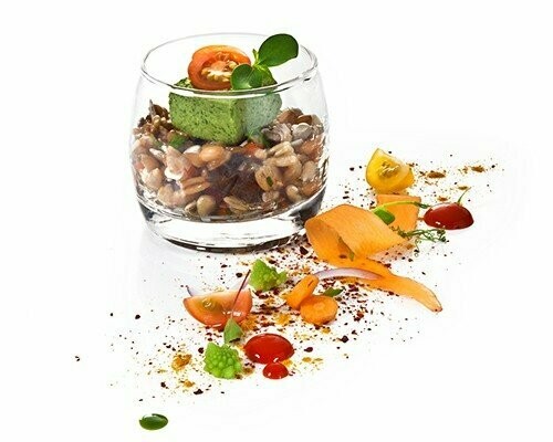 Basilikum-Tofu-Praline auf Dinkelsalat mit Sonnenblumenkernen 90g Basilikum-Tofu-Praline auf Dinkelsalat mit Sonnenblumenkernen 90g