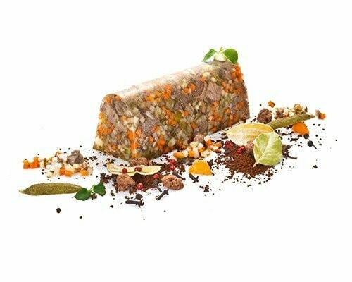 Tafelspitzsülze mit Essiggurken, Karotten, Sellerie, Lauch und Kräutern 820g Tafelspitzsülze mit Essiggurken, Karotten, Sellerie, Lauch und Kräutern 820g