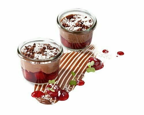 Schokoladenmousse mit Kirschgrütze verfeinert mit Kokosraspeln 45g Schokoladenmousse mit Kirschgrütze verfeinert mit Kokosraspeln 45g