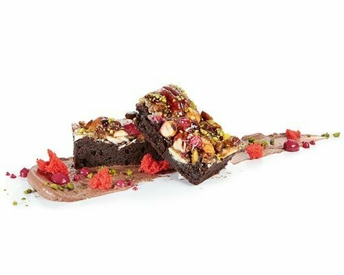 Powerschnitte dunkel dunkler Biskuitriegel bedeckt mit einem Müslimix aus Pistazien, Haselnüssen, Walnüsse, Mandeln, Haferflocken und Preiselbeeren 30g