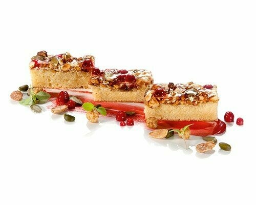 Powerschnitte heller Biskuitriegel bedeckt mit einem Müslimix aus Pistazien, Haselnüssen, Walnüsse, Mandeln, Haferflocken und Preiselbeeren 30g