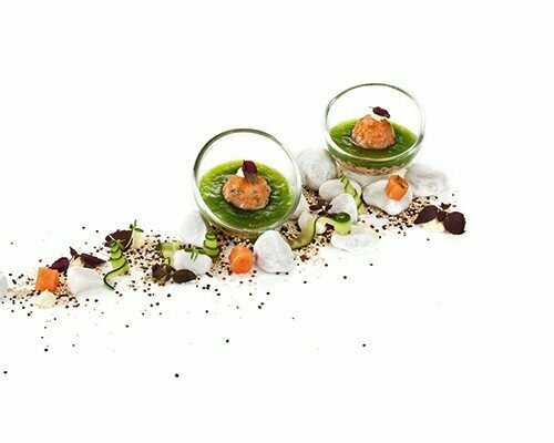 Lachstatar auf Quinoa-Bulgur-Salat und Gurkengelee, im Mini-Bubbleglas 60g Lachstatar auf Quinoa-Bulgur-Salat und Gurkengelee, im Mini-Bubbleglas 60g