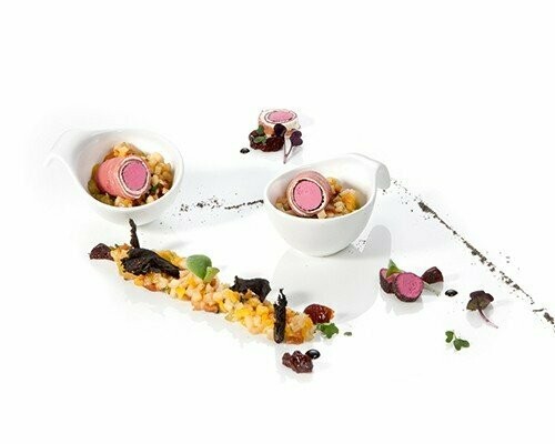 Pastrami-Rote-Bete-Röllchen auf Sellerie-Aprikosen-Salat 30g Pastrami-Rote-Bete-Röllchen auf Sellerie-Aprikosen-Salat 30g