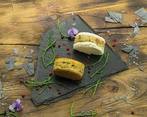 Sandwich von Steinbeißer und Garnele roh, würzige Füllung aus Steinbeißer und Garnele mit Kräutern und Paprika im Tremezzini-Brot 35g Sandwich von Steinbeißer und Garnele roh, würzige Füllung aus Steinbeißer und Garnele mit Kräutern und Paprika im Tremezzini-Brot 35g