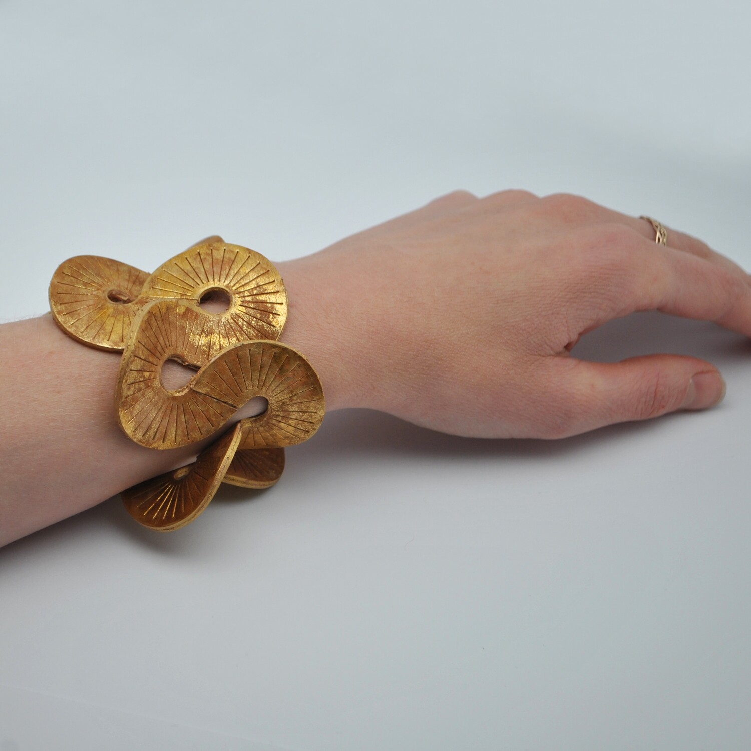 Lyra bracelet gold