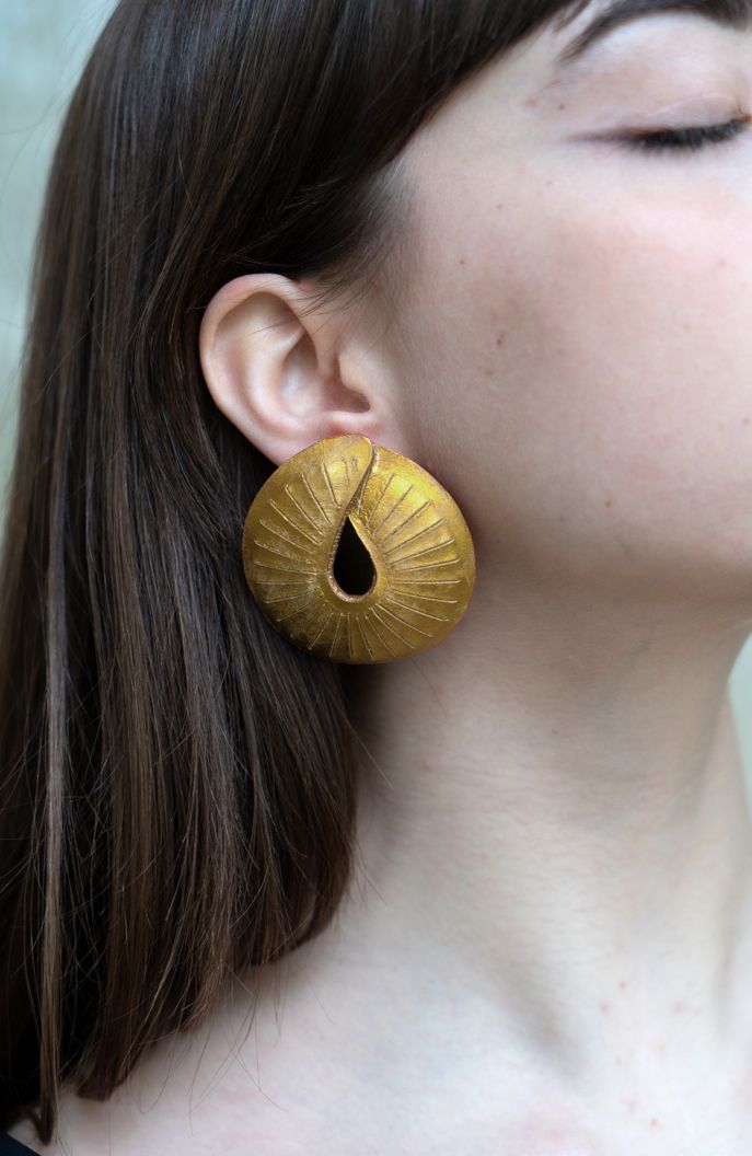 Ara earings golden.