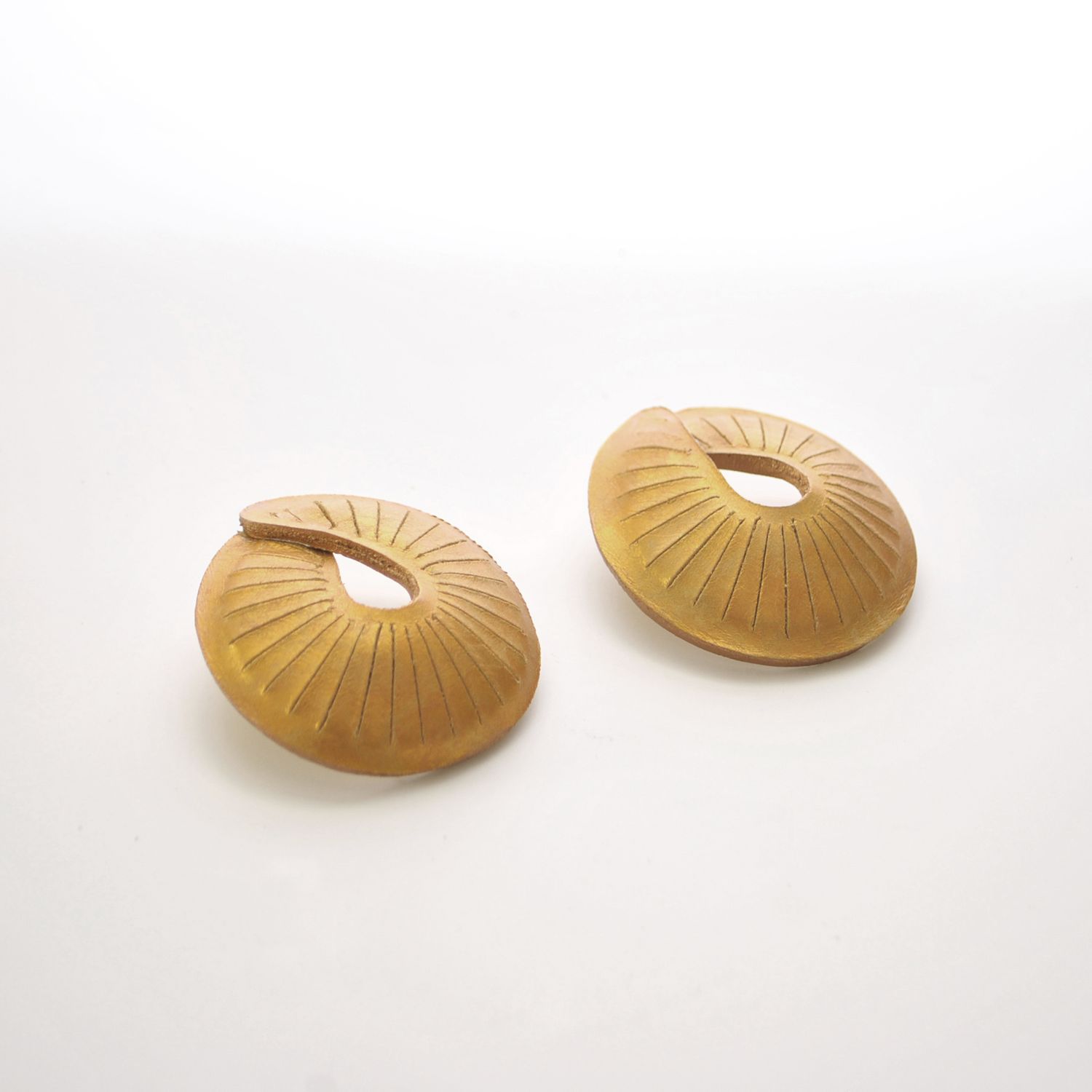 Ara earings golden.