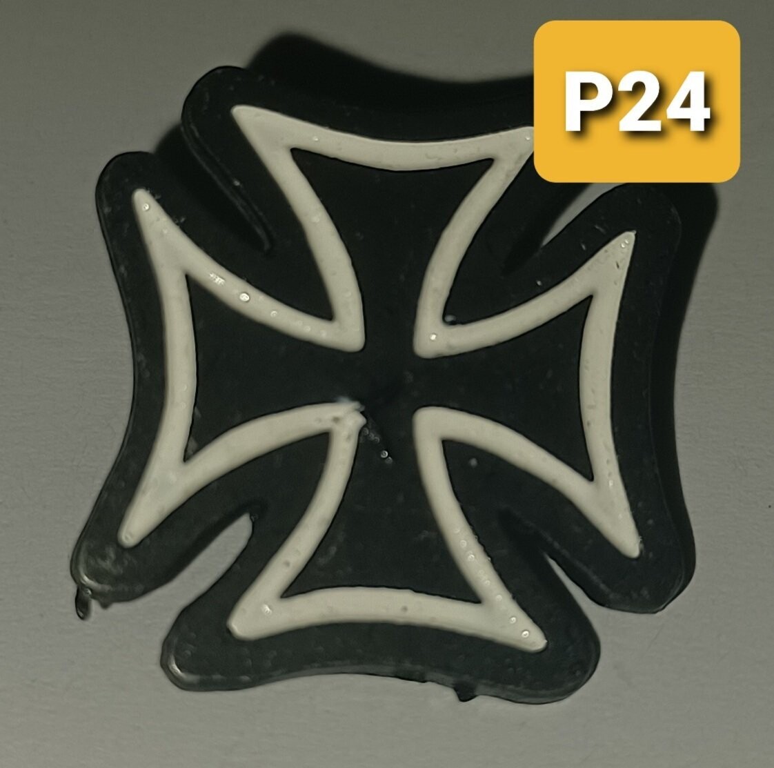Pin Cruz Blanco y Negro