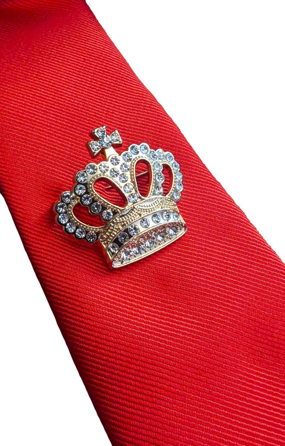 GOLD AND DIAMANTE CROWN TIE PIN
