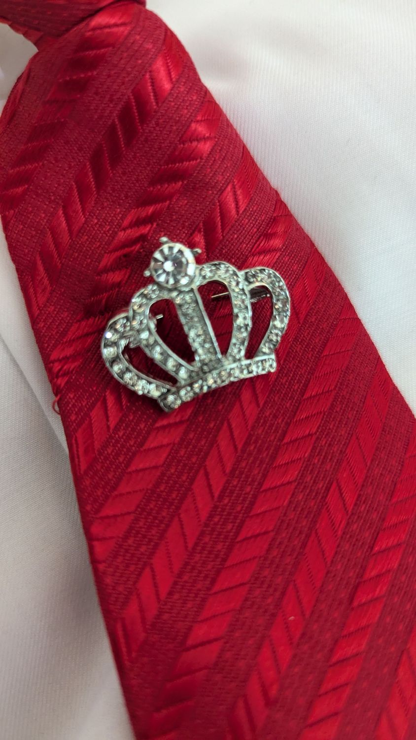 SILVER AND DIAMANTE CROWN TIE PIN