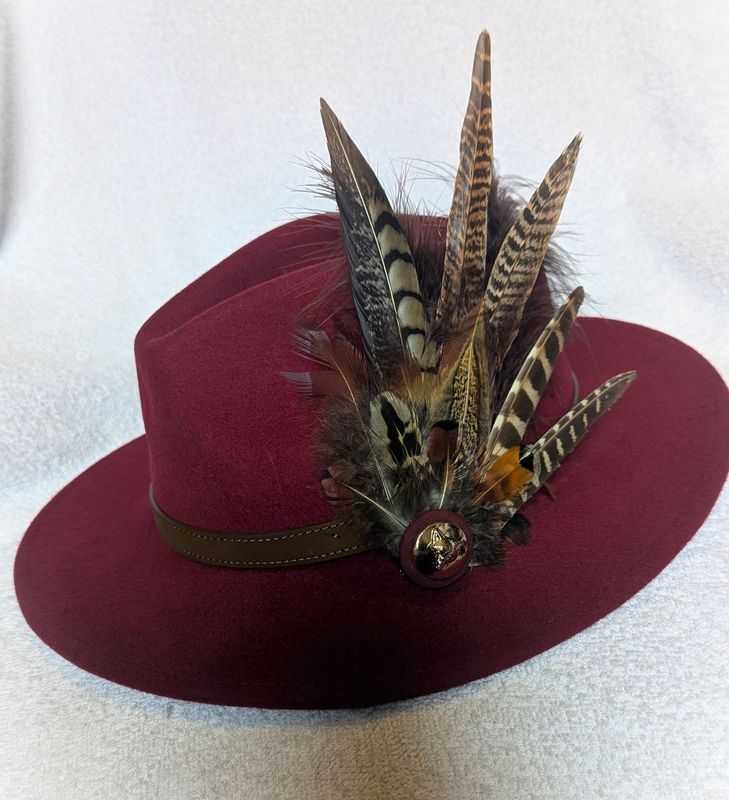 LADIES BURGUNDY WOOL AND FEATHER FEDORA