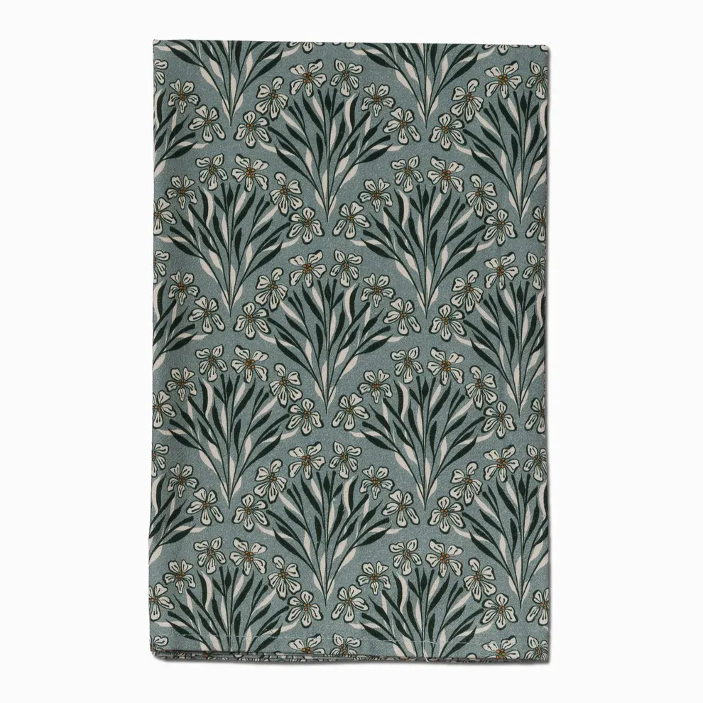 Kitchen Towel In Cyndis Centerpiece 24" x 26"