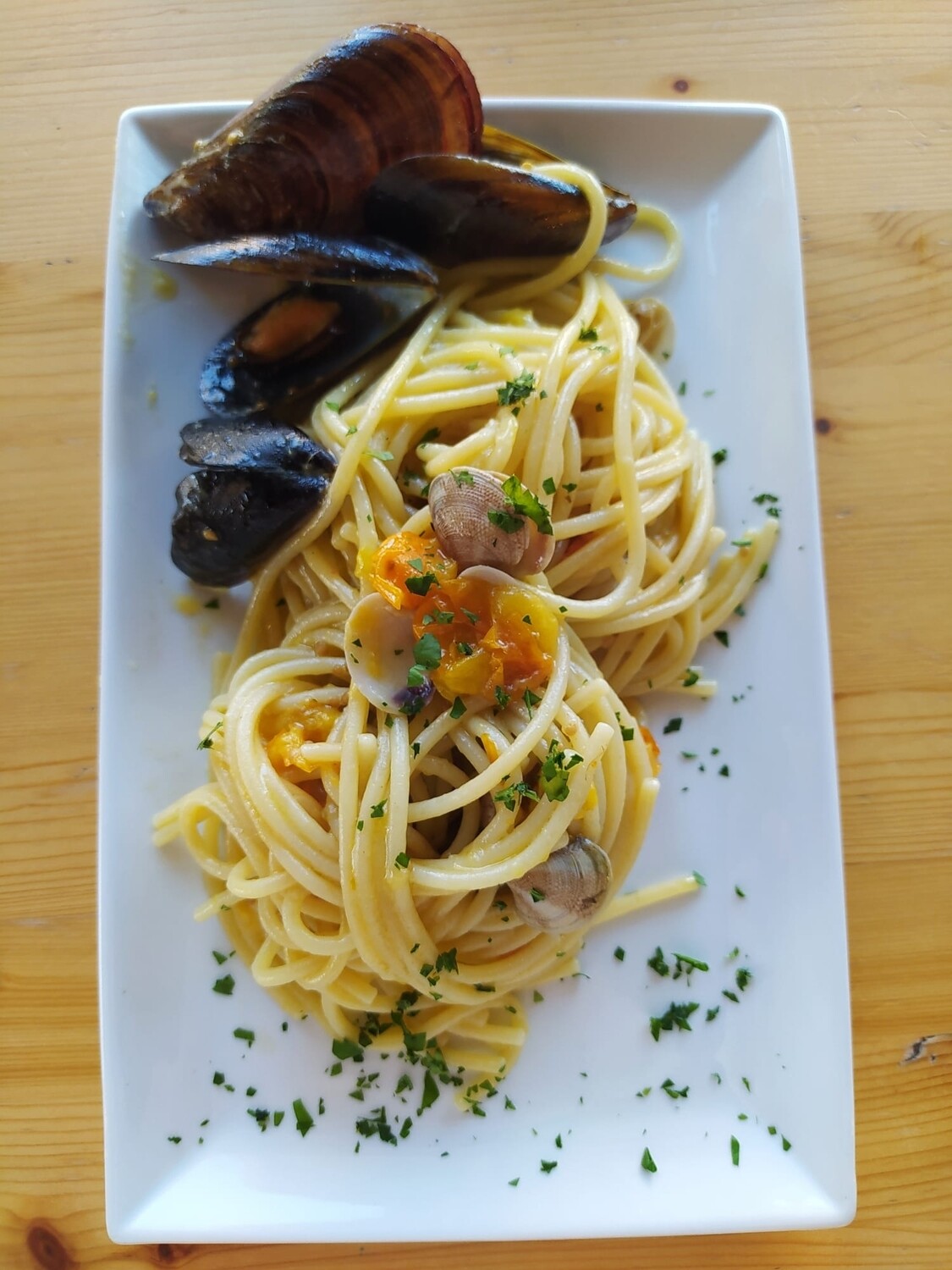 Spaghettone Cozze, Vongole e Datterini Gialli