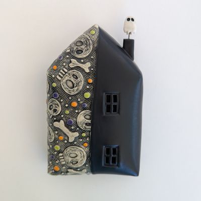 Haunted Wall Pillow House (skulls)