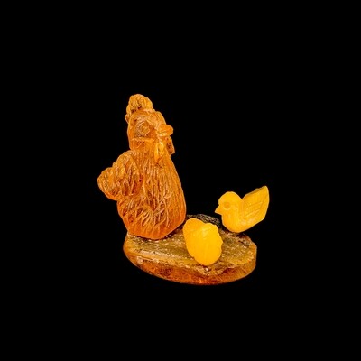 Hen and chickens made of Baltic amber