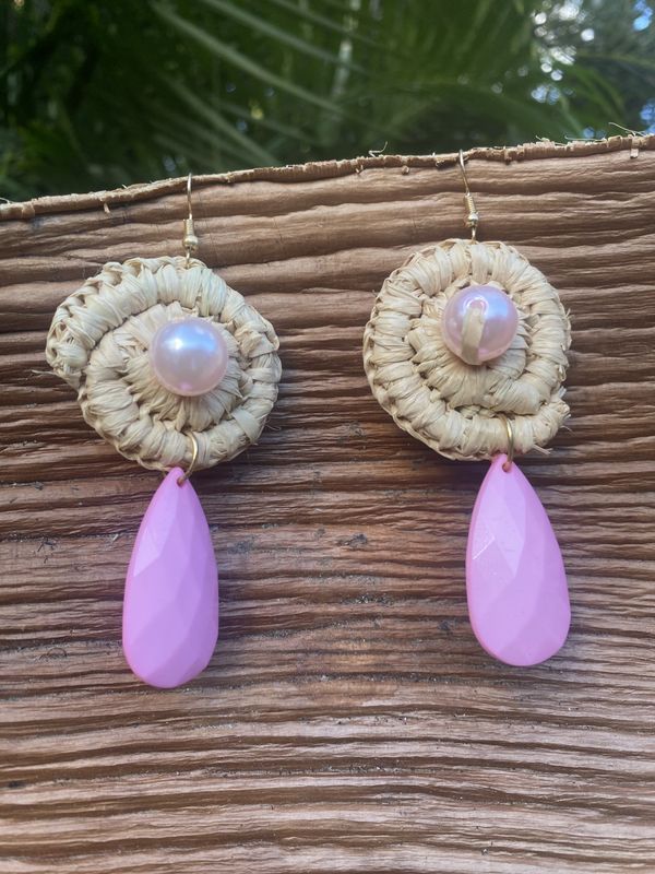 Natural woven with pearl and pink tear earrings (shipping included)