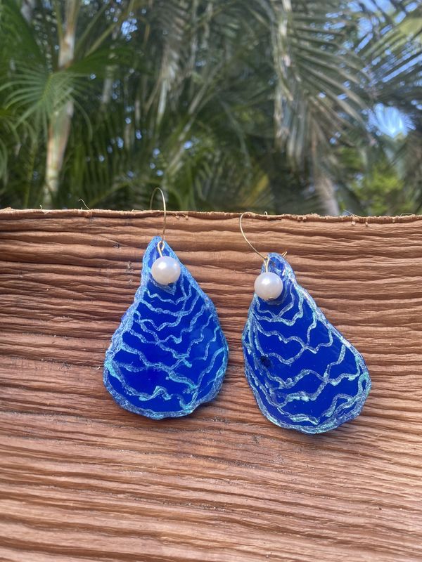 nikar (oyster) small blue earrings (shipping included)